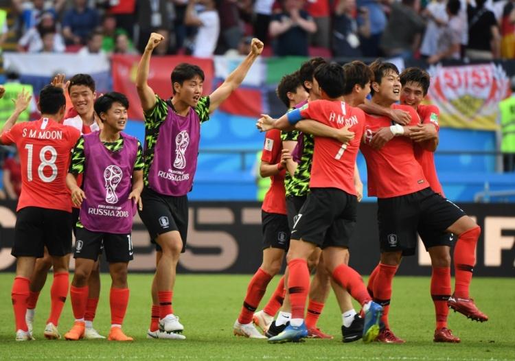 国足今日飞往大连继续集训，武磊因身体原因并未随队前往